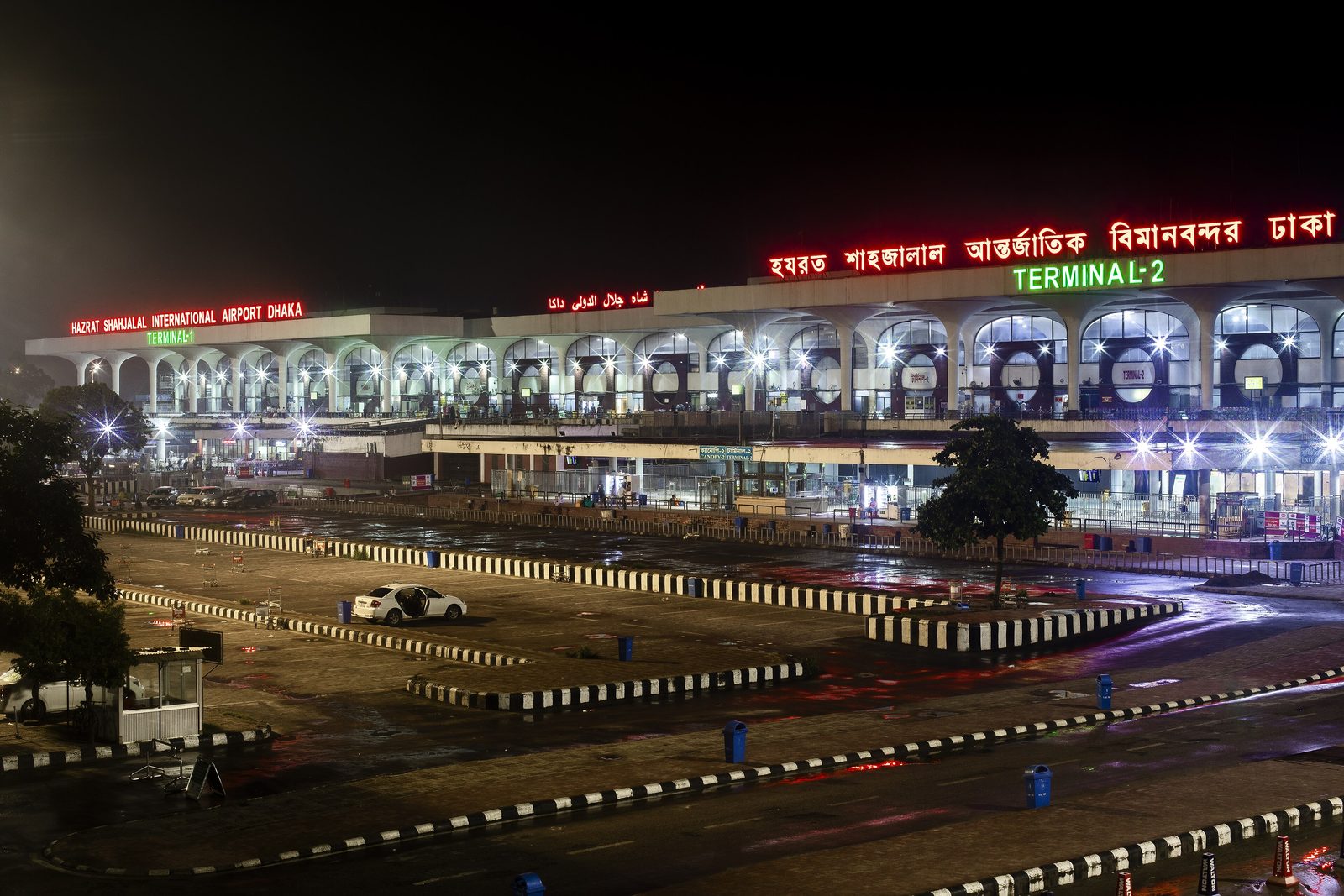 হযরত শাহজালাল আন্তর্জাতিক বিমানবন্দরের টার্মিনালের রাতের দৃশ্য। ছবিটি ২০২১ সালের, সংকটের দিনের নয়।