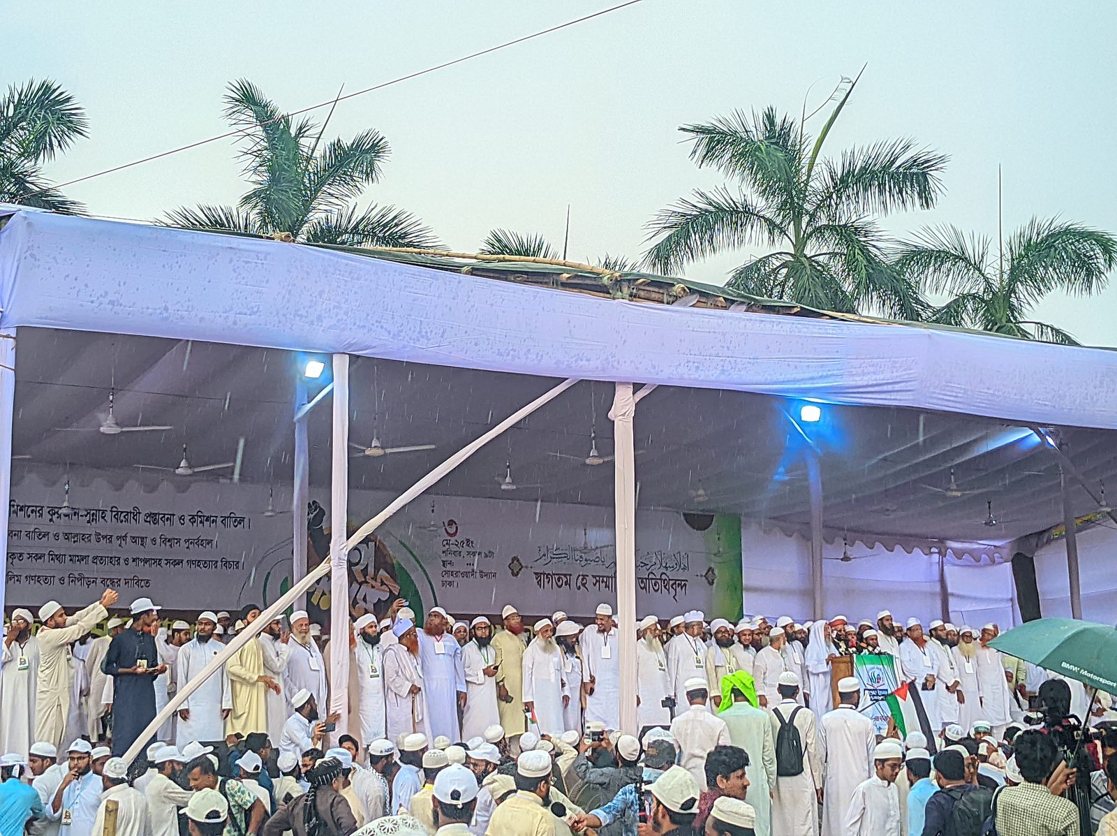 ২০২৫ সালের ৩ মে ঢাকার সোহরাওয়ার্দী উদ্যানে হেফাজতে ইসলাম বাংলাদেশের সমাবেশের মূল মঞ্চ। এটি ফাইল ছবি; ২২ অক্টোবর ২০২৬-এ খিলগাঁওয়ে সাত ইসলামি দলের বৈঠকের ছবি নয়।