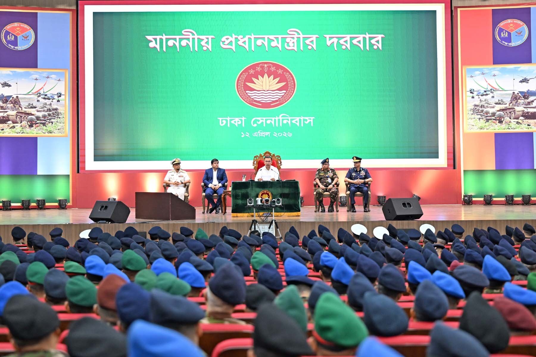 প্রধানমন্ত্রী তারেক রহমান ঢাকা সেনানিবাসে সশস্ত্র বাহিনীর সদস্যদের উদ্দেশে বক্তৃতা দিচ্ছেন (ফাইল ছবি, ১২ এপ্রিল ২০২৬)। মঙ্গলবার (২০ অক্টোবর) চট্টগ্রামের জে এম সেন হল পূজামণ্ডপ পরিদর্শনের কথা রয়েছে তাঁর।