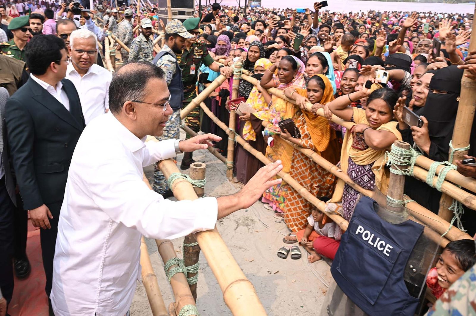 ১০ মার্চ ২০২৬ ঢাকার বনানীতে ফ্যামিলি কার্ড কর্মসূচির উদ্বোধনী অনুষ্ঠানে নারীদের সঙ্গে শুভেচ্ছা বিনিময় করছেন প্রধানমন্ত্রী তারেক রহমান (ফাইল ছবি)।
