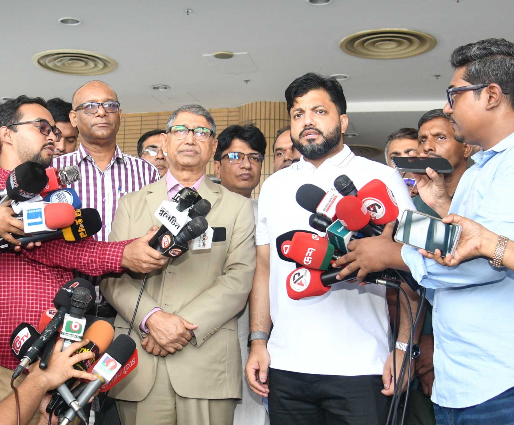 ২০২৬ সালের ২৯ আগস্ট ঢাকার বঙ্গবন্ধু আন্তর্জাতিক সম্মেলন কেন্দ্রে এক সংবাদ সম্মেলনে মুক্তিযুদ্ধবিষয়ক প্রতিমন্ত্রী ইশরাক হোসেন (ফাইল ছবি)। ছবি: তথ্য অধিদফতর (পিআইডি)।