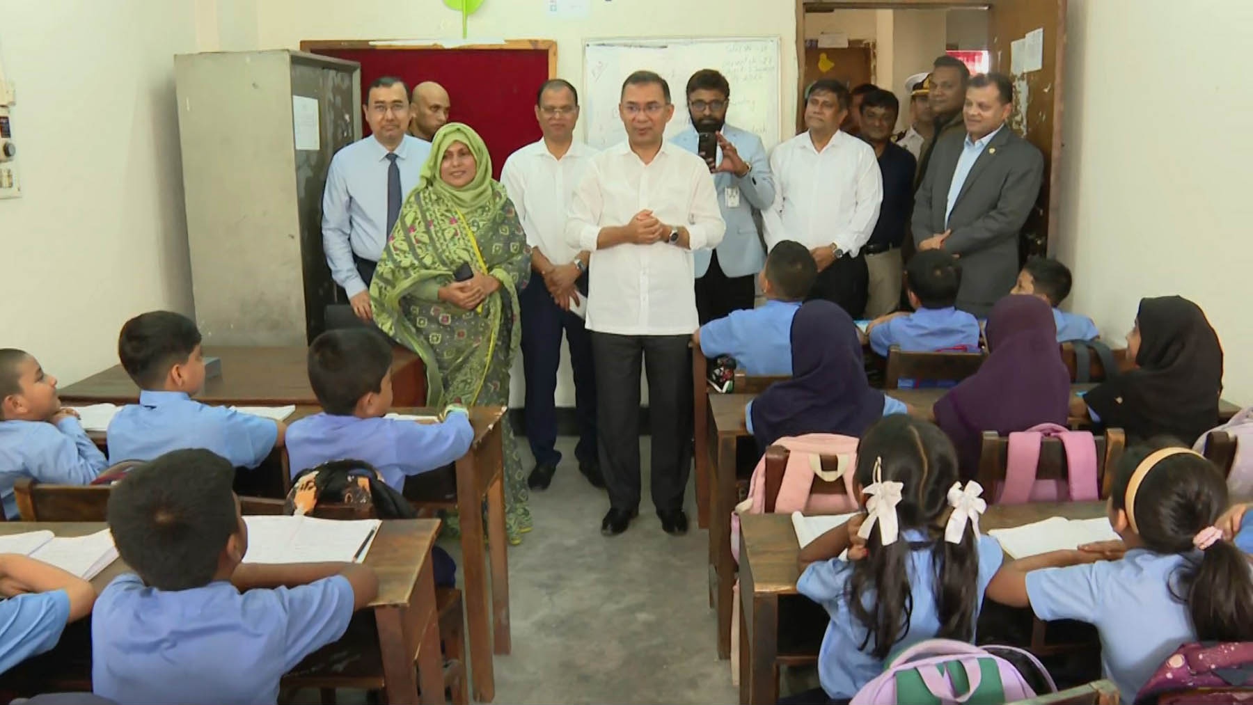 প্রতীকী ছবি: ২০২৬ সালের ২৫ এপ্রিল ঢাকার নতুন ইস্কাটনের বিআইএএম ল্যাবরেটরি স্কুলে শিক্ষার্থীদের সঙ্গে প্রধানমন্ত্রী তারেক রহমান। ছবিটি ২০ অক্টোবরের সৈয়দপুরের ঘটনার নয়। ছবি: পিআইডি / উইকিমিডিয়া কমন্স (পাবলিক ডোমেইন)