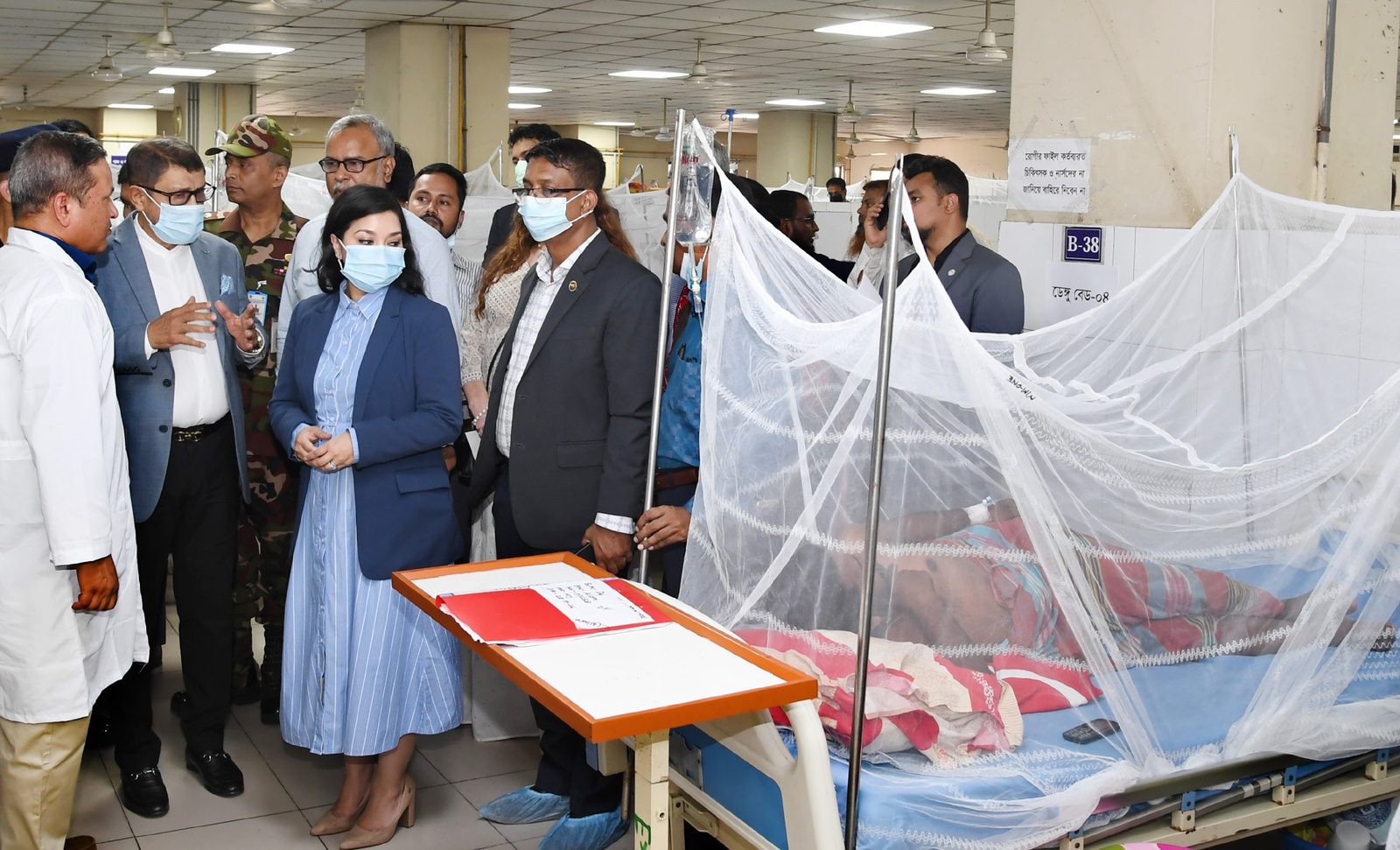 ১ অক্টোবর ২০২৬, ঢাকার কুর্মিটোলা মাল্টিকেয়ার স্পেশালাইজড হাসপাতালের ডেঙ্গু ওয়ার্ড পরিদর্শন করছেন স্বাস্থ্য ও পরিবার কল্যাণমন্ত্রী সরদার মো. সাখাওয়াত হোসেন। ফাইল ছবি।