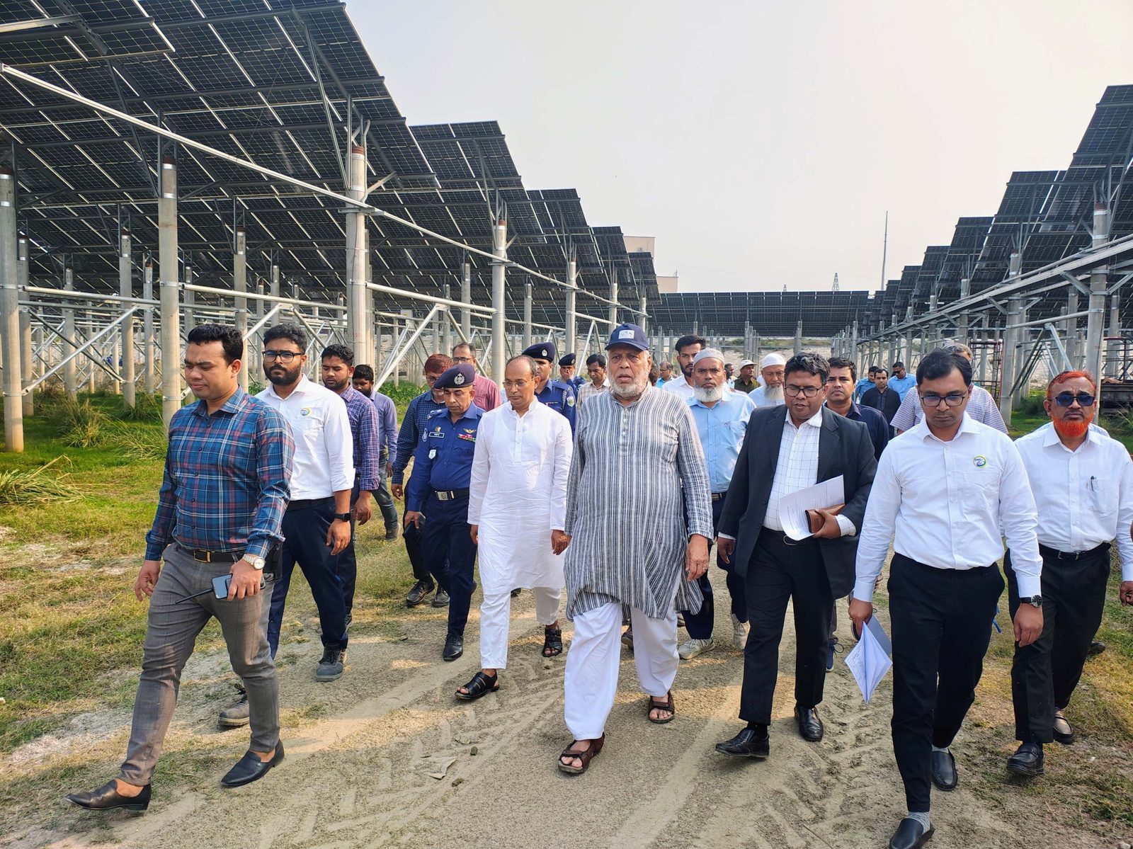 সিরাজগঞ্জের ৬৮ মেগাওয়াট সৌরবিদ্যুৎ পার্কে কর্মকর্তারা, ২০২৫ সালের ২১ ফেব্রুয়ারি। ছবিটি বর্তমান প্রতিবেদনের ঘটনার নয়, প্রতীকী। ছবি: পিআইডি/উইকিমিডিয়া কমন্স।