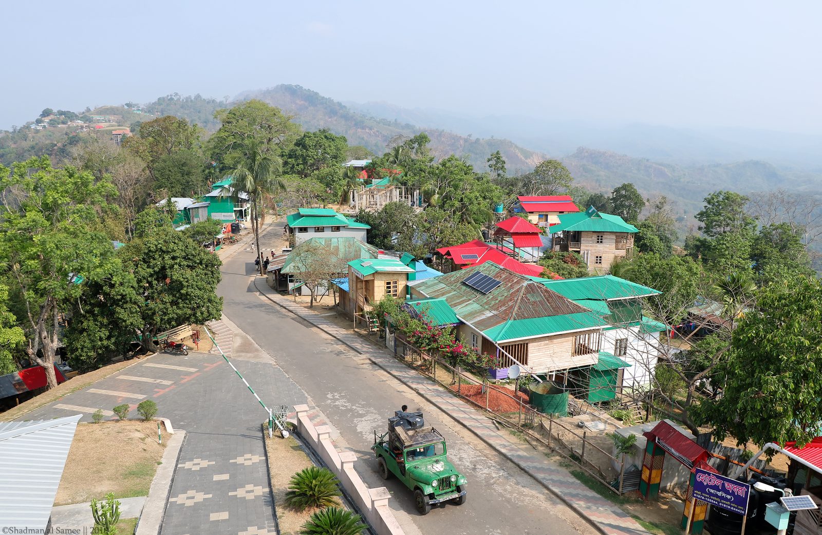 সাজেক ভ্যালির প্রধান সড়কে একটি জিপ। এটি ফাইল ছবি, অবরোধের দিনের নয়।