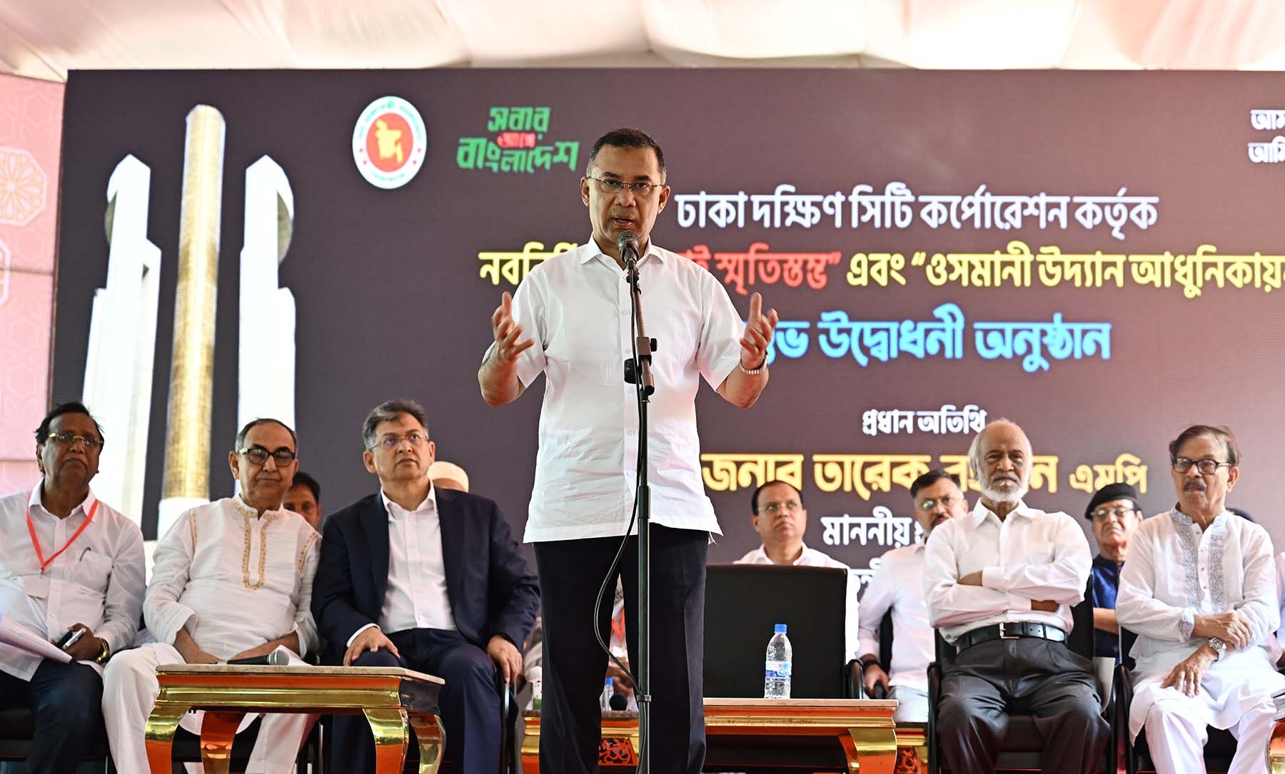 প্রধানমন্ত্রী তারেক রহমান ১৯ অক্টোবর ২০২৬ ঢাকার ওসমানী উদ্যানে জুলাই স্মৃতিসৌধ ও আধুনিকায়ন প্রকল্পের উদ্বোধনী অনুষ্ঠানে বক্তব্য দিচ্ছেন।